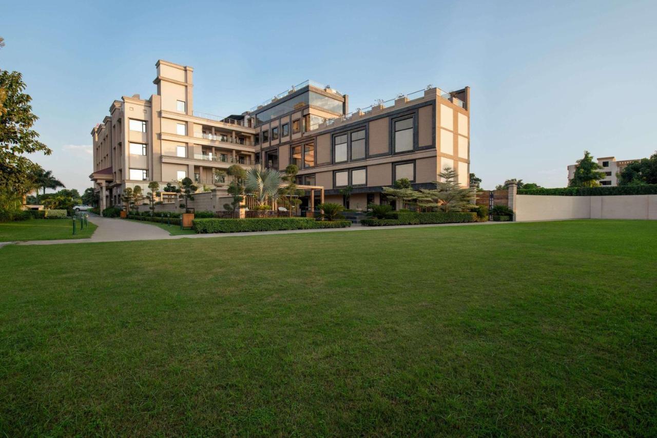 Ramada By Wyndham Varanasi Katesar Chandauli Exteriör bild