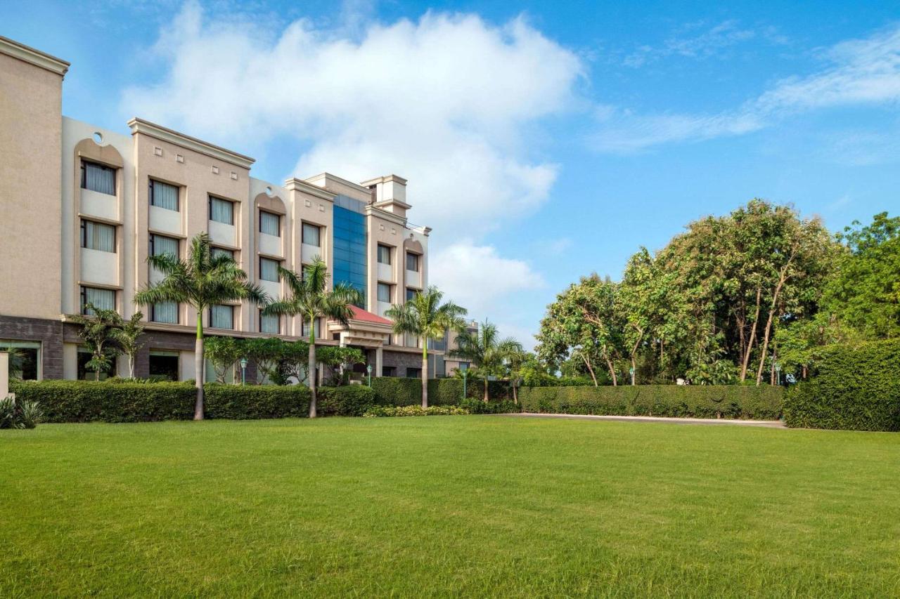 Ramada By Wyndham Varanasi Katesar Chandauli Exteriör bild