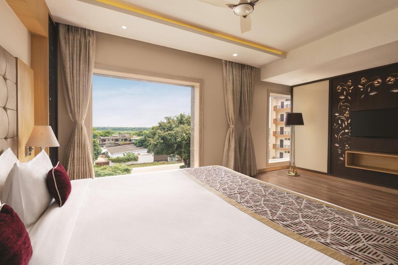 Ramada By Wyndham Varanasi Katesar Chandauli Exteriör bild