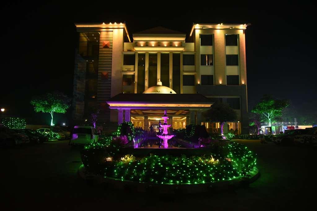 Ramada By Wyndham Varanasi Katesar Chandauli Exteriör bild